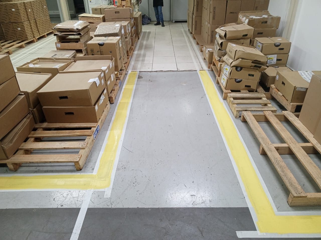 Demarcação de corredor e áreas de estoque em armazém