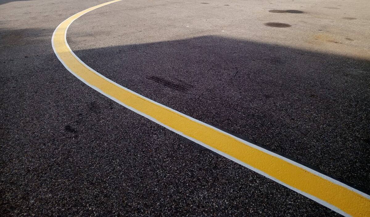 Curva de circulação em amarelo com contorno branco concluída