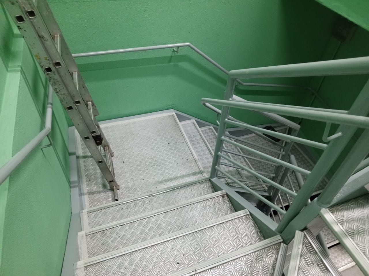 Pintura de escada metálica, corrimãos e paredes