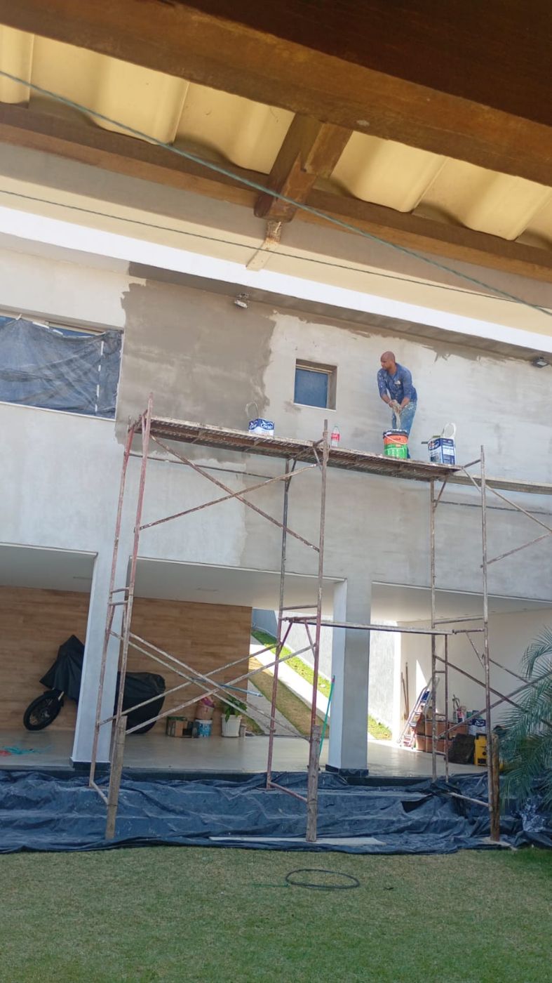 Pintura de fachada em altura, com andaime
