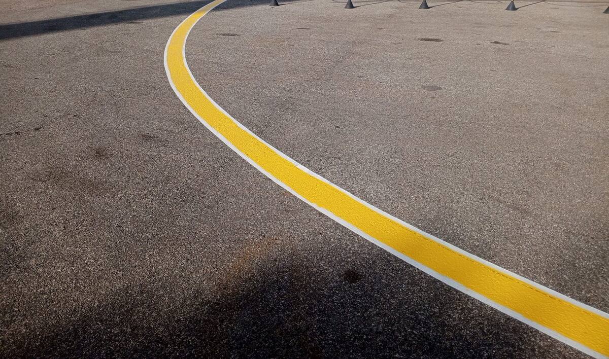 Faixa de circulação em curva, amarela com contorno branco