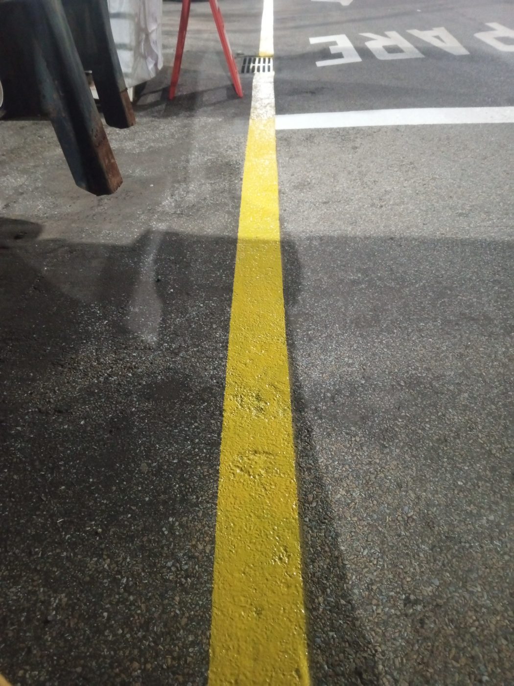 Faixa amarela de divisão de pista até o PARE
