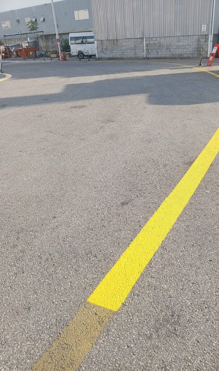 Retomada da faixa amarela antiga com tinta nova