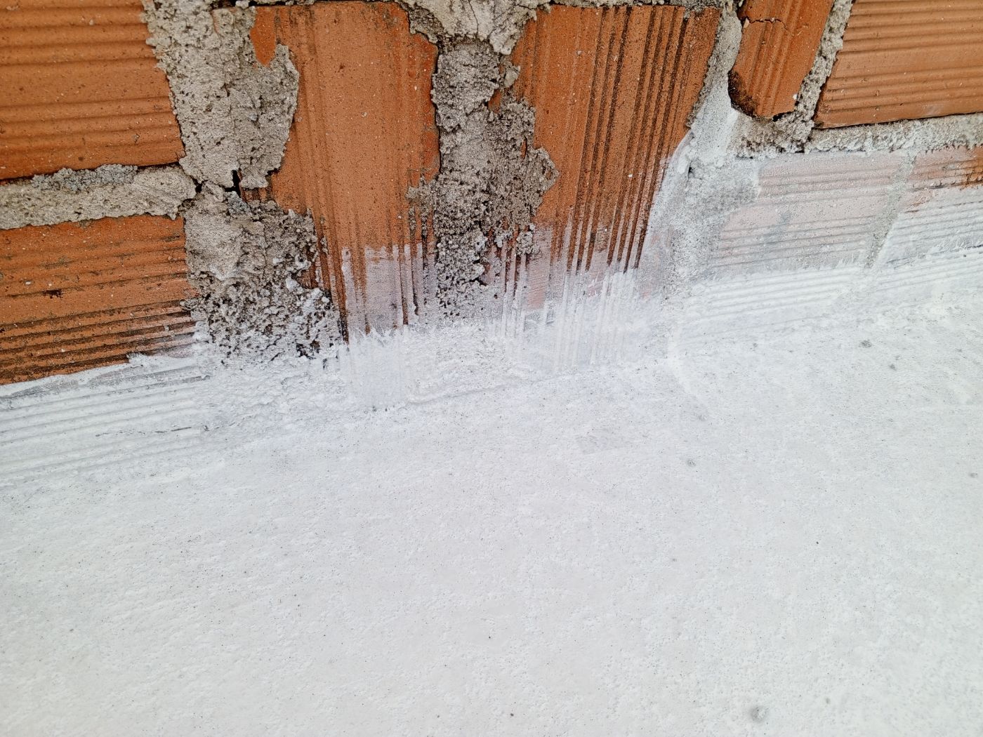 Reforço da impermeabilização no rodapé da laje