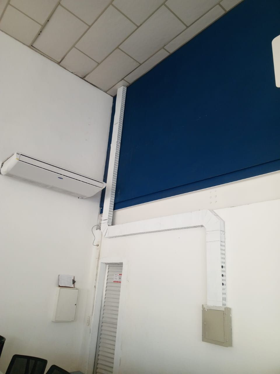 Pintura de parede e eletrocalhas em área comercial