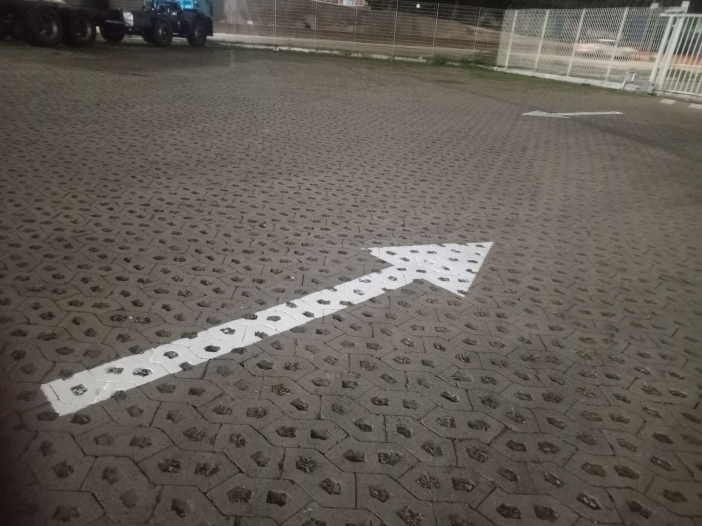 Seta de direção em piso intertravado