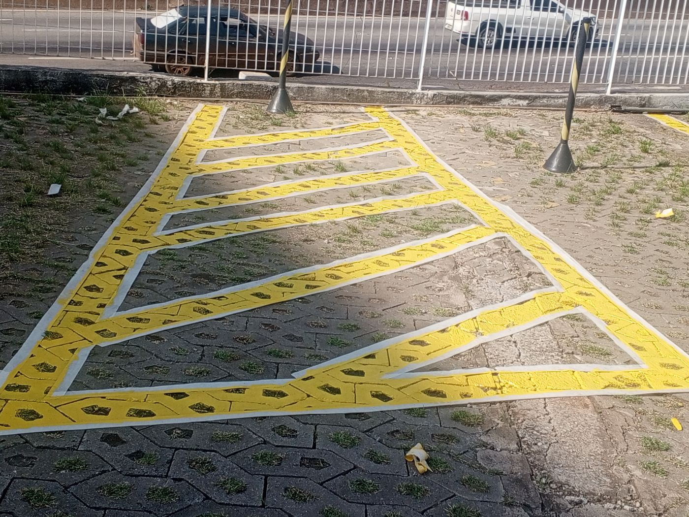 Zebrado amarelo de área de segurança